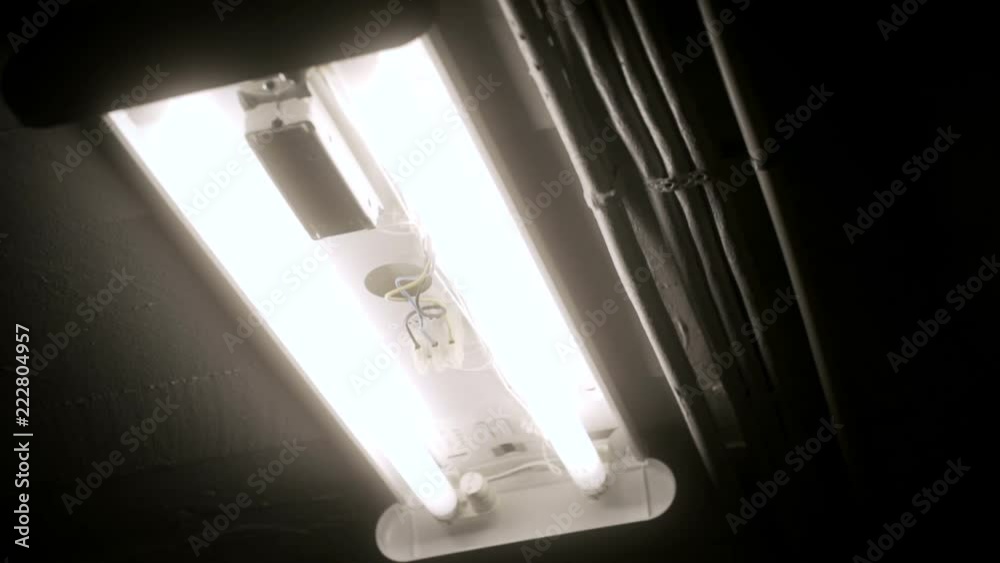 Fluorescent lights flicker on Close