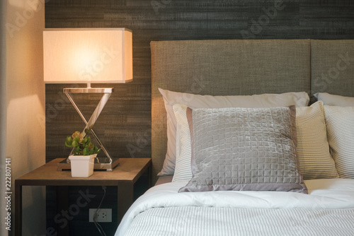 Foto Hotel style bedding with white shade reading lamp