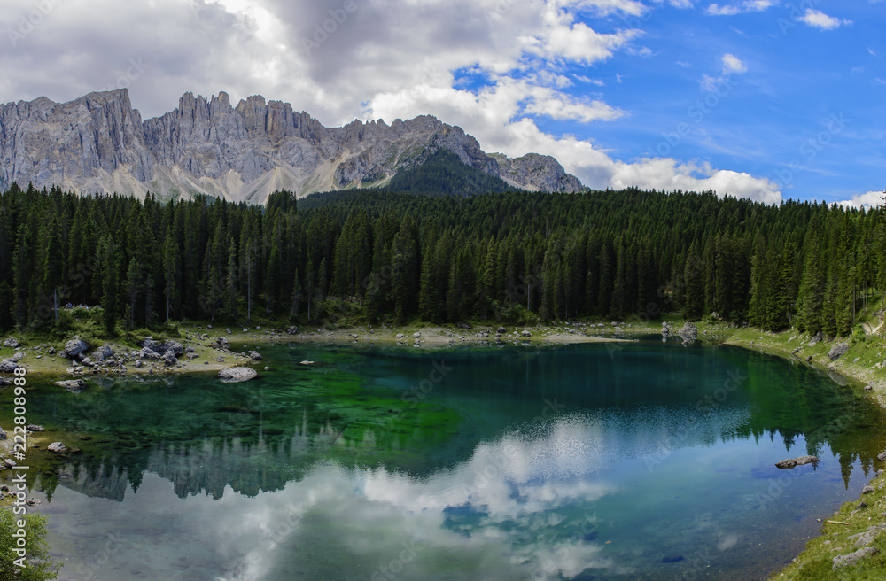 Lago di Carezza con vista sul Latemar e rilessi