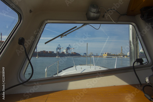 Porto di Genova visto dal finestrino di una pilotina