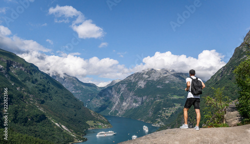 Junger Mann schaut auf Fjord © weixx