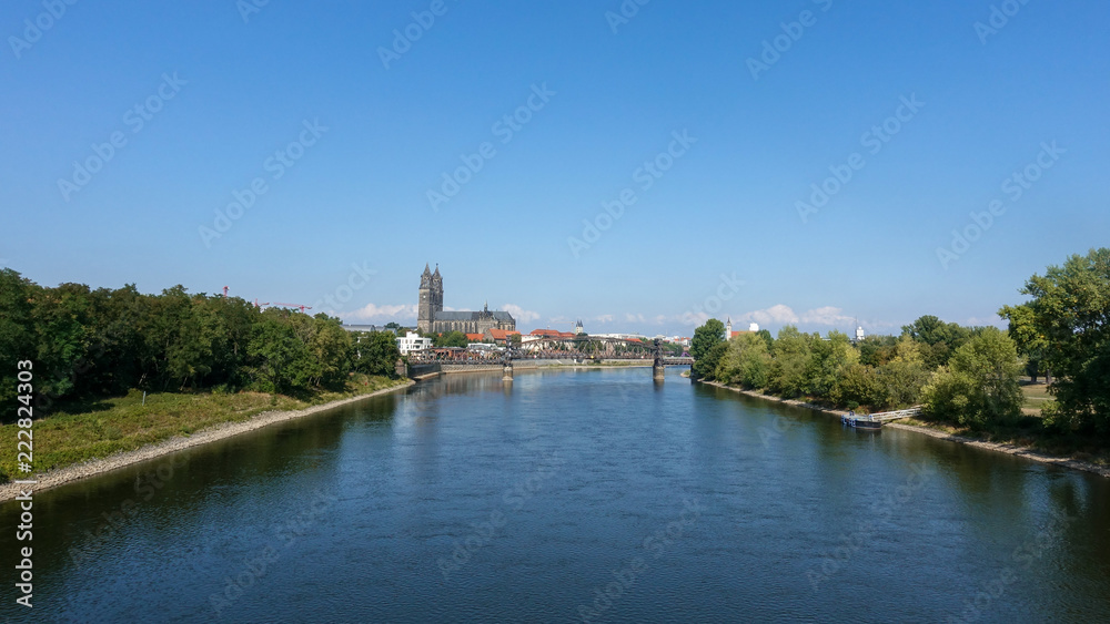 Elbe und Blick auf den Dom in Magdeburg