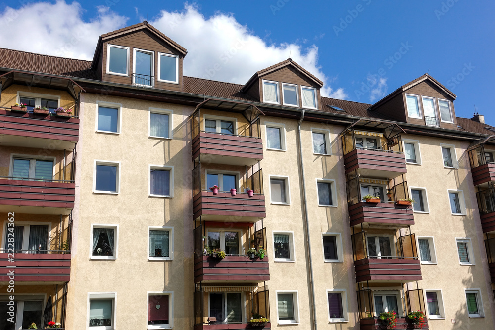 Obraz premium Sanierter Plattenbau