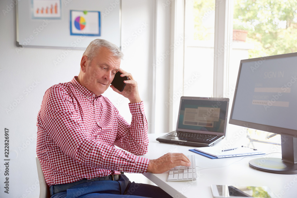 Fototapeta premium Businessman working in the office