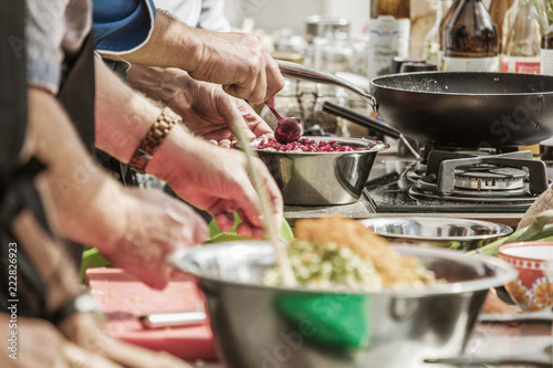 Fototapeta Naklejka Na Ścianę i Meble -  Koch in der Küche Kocht Leckeres Essen 