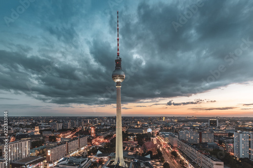 Fernsehturm Berlin mit Wolken und Sturm 