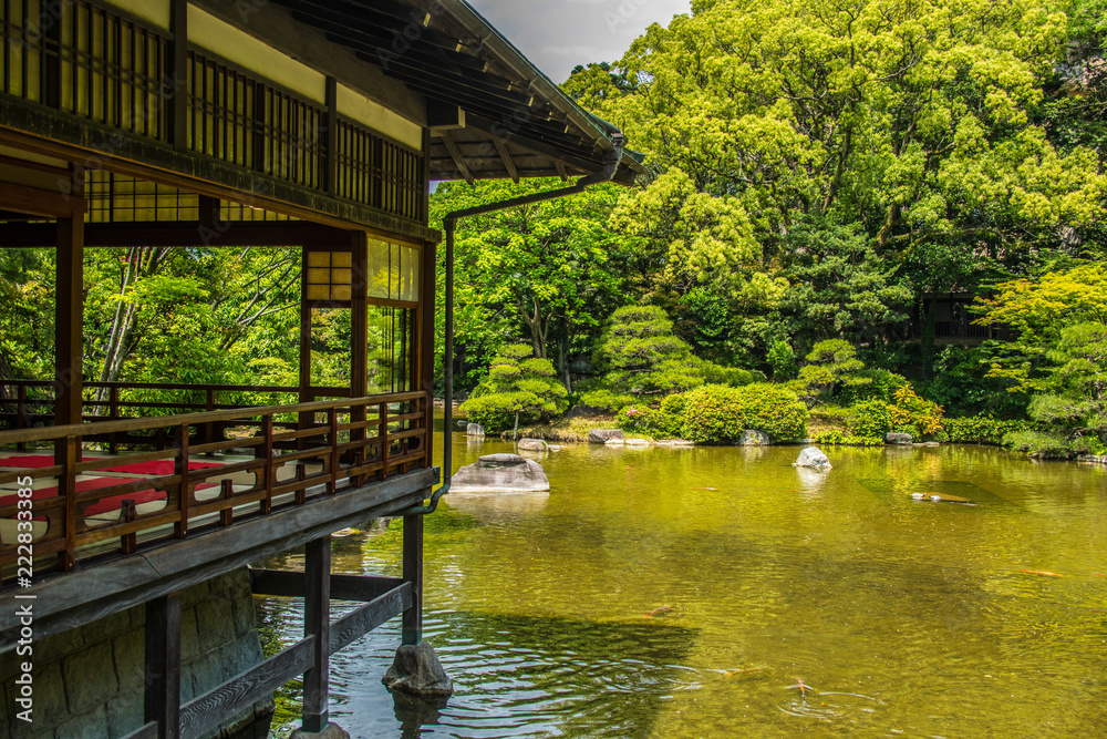 Obraz premium Traditional Architectural Building and Pond in Japanese Garden 
