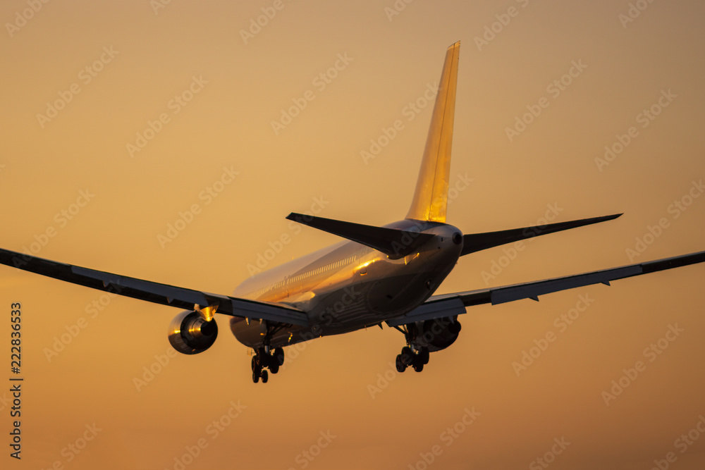 Fototapeta premium Boeing 767-300 landing at dusk.