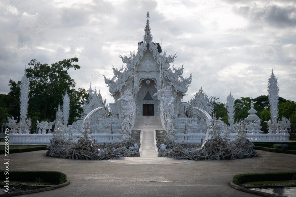 Fototapeta premium white temple, Chiang Rai, architecture, thailand, asia, travel, white, wat, religion, buddhist, ancient, church, tourism, landmark, sky, culture, thai, palace, tower, stupa, old, building, castle, ban