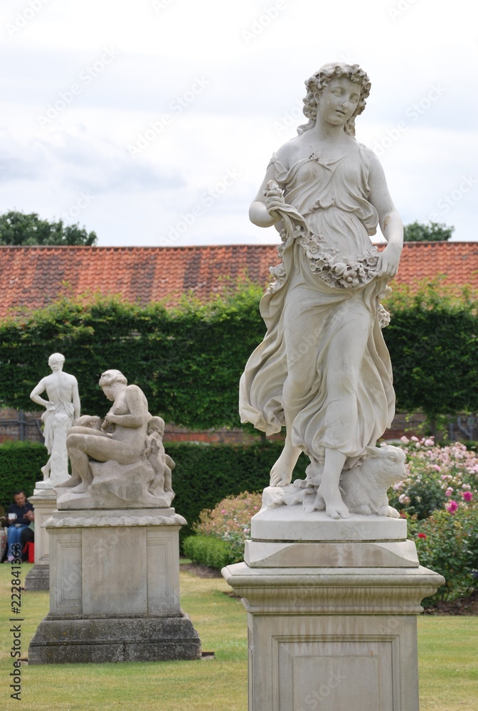 Obraz premium Statue at Hampton Court Palace Gardens