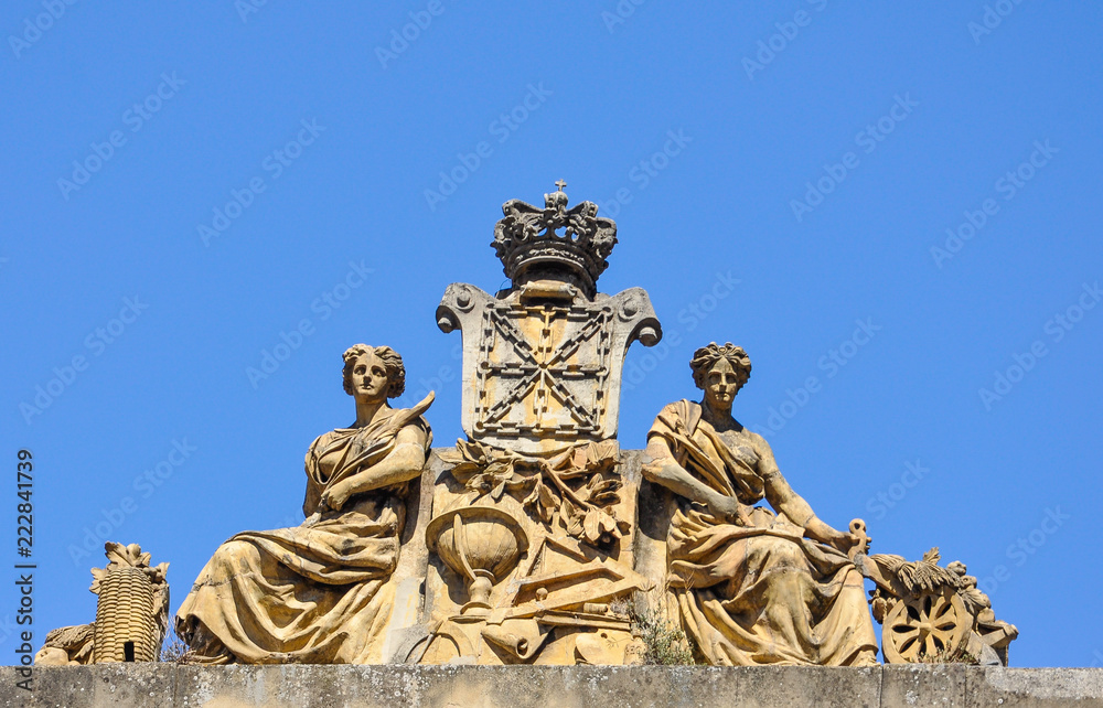 Grupo escultórico con figuras alegóricas, Pamplona, Navarra, España
