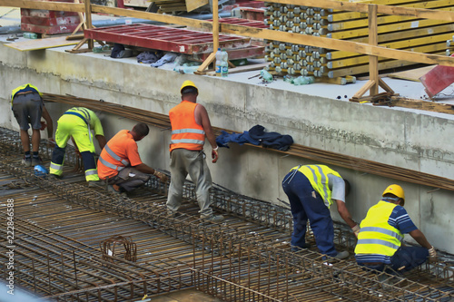 prace budowlane, robotnicy na budowie przy montażu konstrukcji żelbetowej © Jarek Witkowski