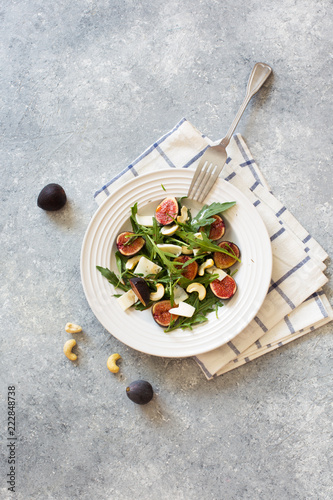 Rustic salad with figs, arugula and cashew