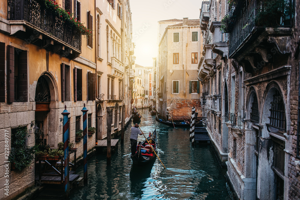 Fototapeta premium Typischer Kanal mit Gondeln in Venedig Italien 