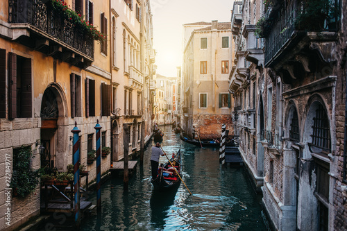 Typischer Kanal mit Gondeln in Venedig Italien 