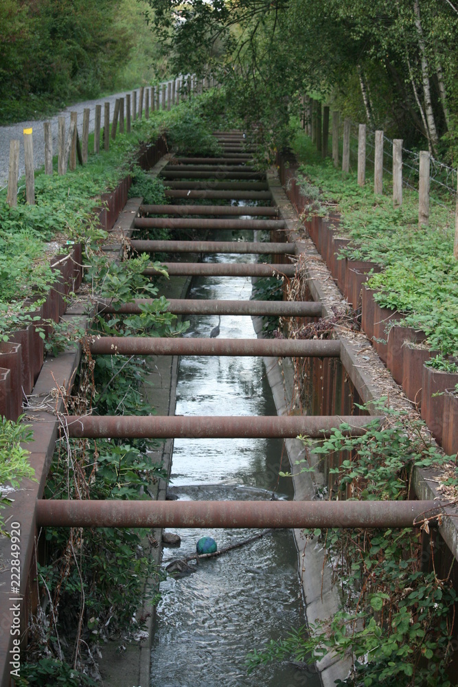 stinkender oberirdischer Abwasserkanal 1