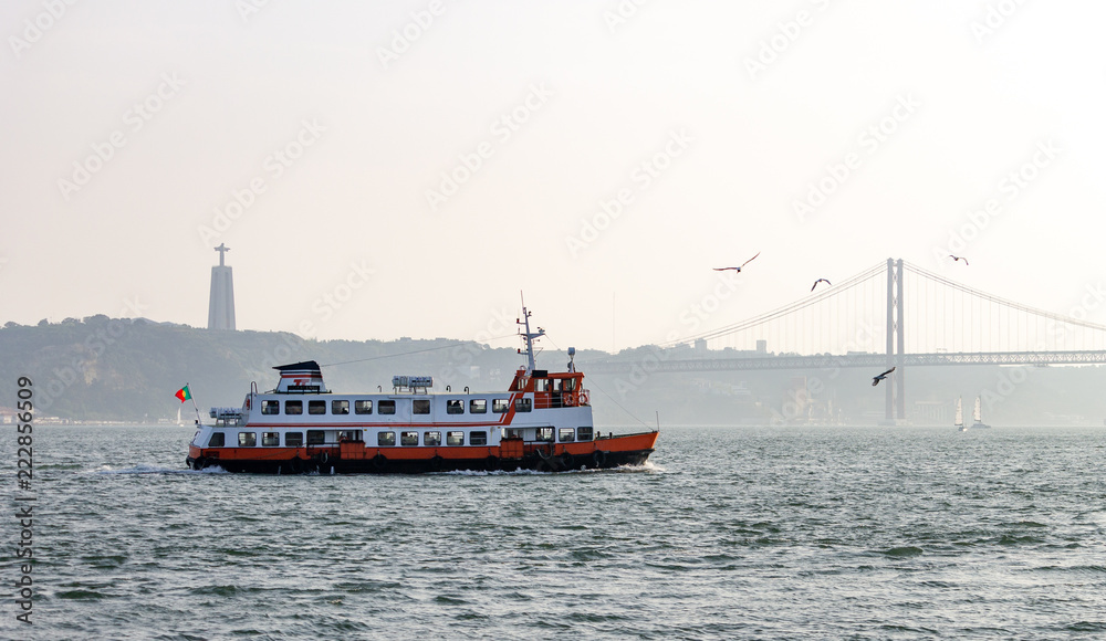 Fototapeta premium Ferry Sails in Tagus River