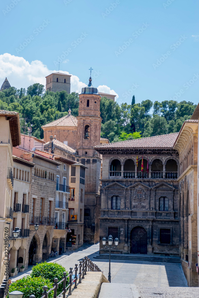 Alcañiz,  town and municipality of Teruel province in the autonomous community of Aragon, Spain