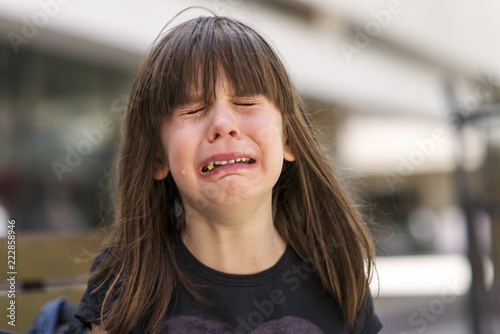 Valokuvatapetti little girl crying