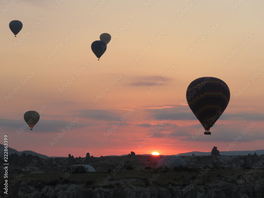 Mongolfiere all'alba in Cappadocia