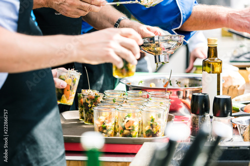 Fototapeta Naklejka Na Ścianę i Meble -  Vegetarischer salat zubereitung (Probier Portionen)