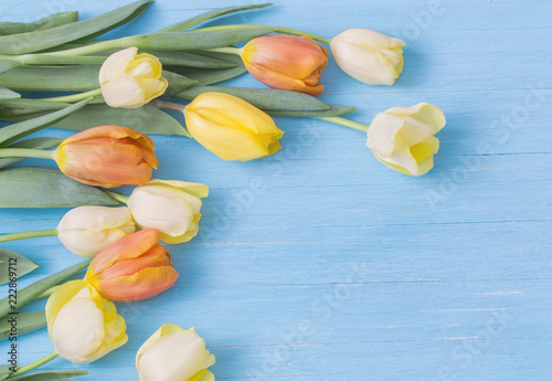 Foto yellow tulips on wooden background