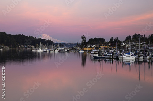 Принти на полотні Mt Rainier towers over the quaint little harbor in Gig Harbor, Washington
