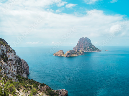 Islotes de Es Vedra y Es vedranell, desde uno de los acantilados del parque natural de Cala D´hort, en Ibiza, España