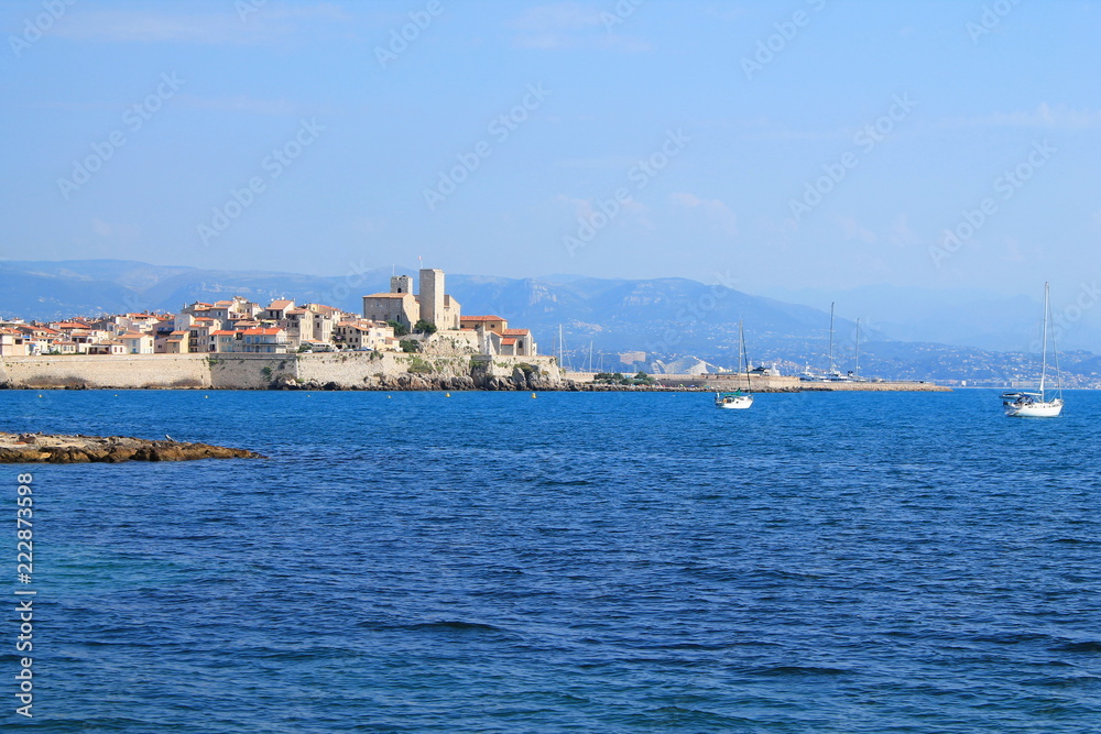Magnifique vue panoramique sur la vieille ville fortifiée d'Antibes, Cote d'Azur, France