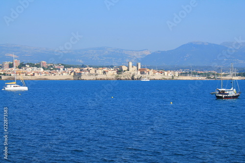 Magnifique vue panoramique sur la vieille ville fortifiée d'Antibes, Cote d'Azur, France © Picturereflex