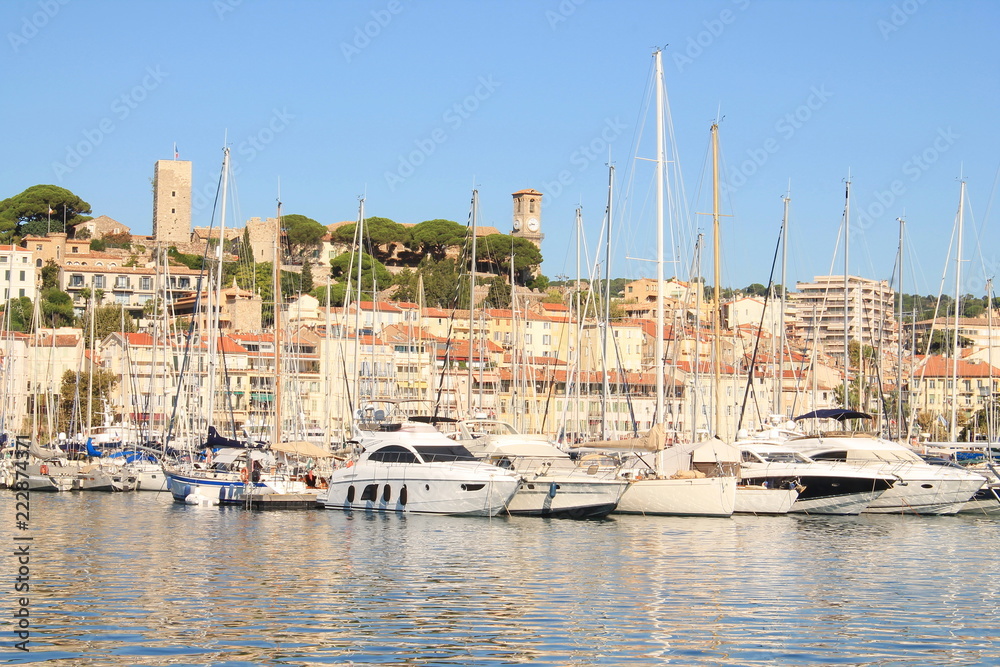 Le vieux port de Cannes et le village historique du Suquet, Cote d'Azur, France
