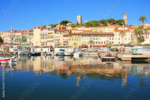 Le pittoresque vieux port de Cannes et le village historique du Suquet, Cote d’Azur, France
 photo