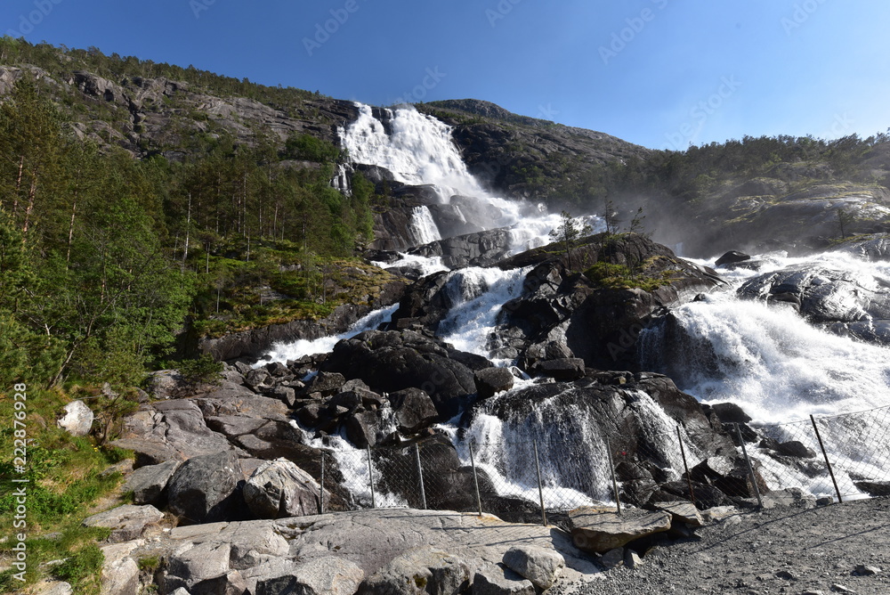 Der Langfossen in Norwegen ist einer der höchsten Wasserfälle der Erde