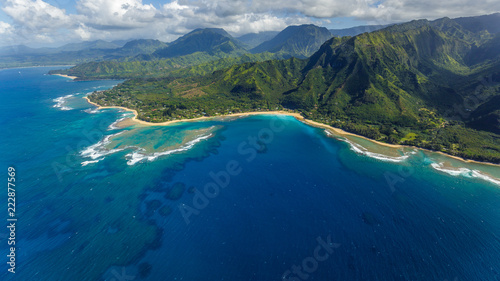 Foto View of the beaches and mountains of Kauai's north coast with Tunnels Beach and the reef from Haena Point, aerial shot from a helicopter, Kauai, Hawaii