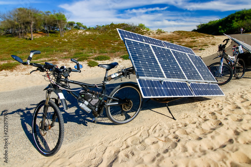 Vélo solaire à panneau solaire photo