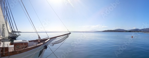 Segelboot an der Küste photo