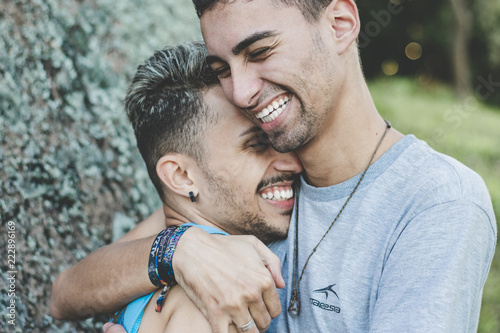 Casal gay se abraçando