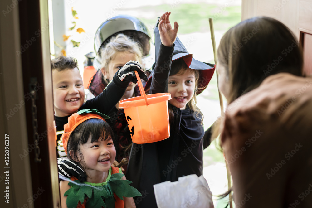Fototapeta premium Little children trick or treating on Halloween