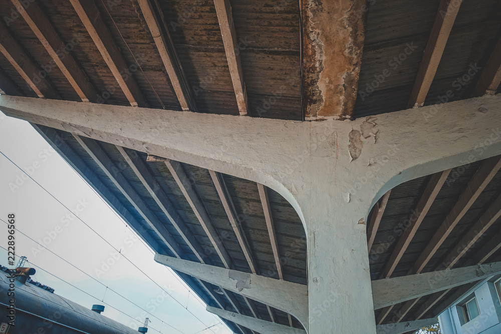 Obraz premium Abandoned at the train station