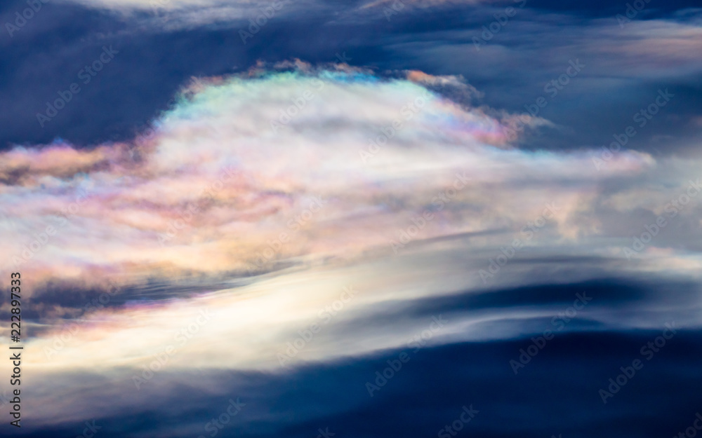 朝の空に浮かぶ輝く雲