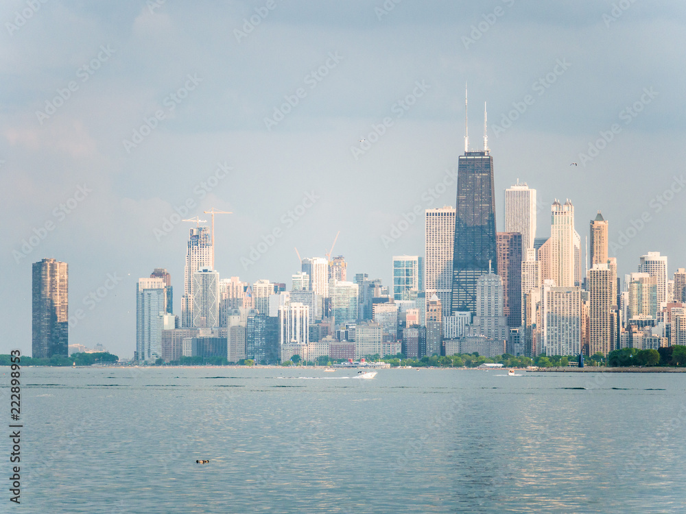 Obraz premium Beautiful panoramic view of the Chicago skyline with new and old skyscrapers with the calm water of Lake Michigan in the foreground.
