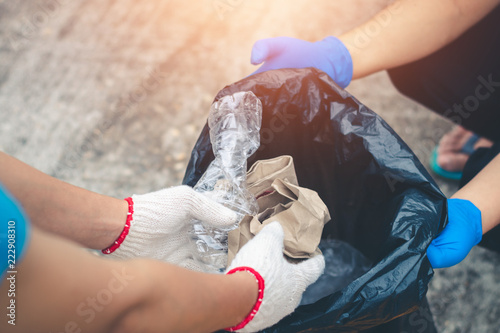 Obraz na plátně Group women volunteer help garbage collection charity environment