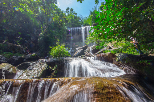 Φωτογραφία Beautiful waterfalls flow through the rocks in  forest at Soo Da Cave Roi et Tha