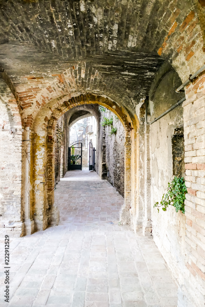 Fototapeta Ortona Włochy miasto nad Morzem Adriatyckim z wielkim portem średniowiecznego zamku i ładnym historycznym centrum regionu Abruzji