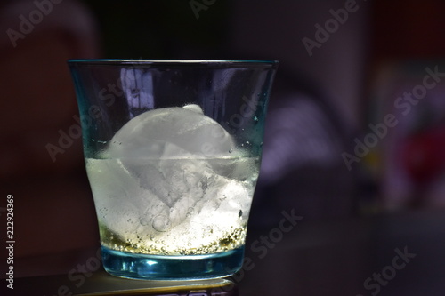 Photography The light illuminates the drink in the quilt and the spherical ice hockey