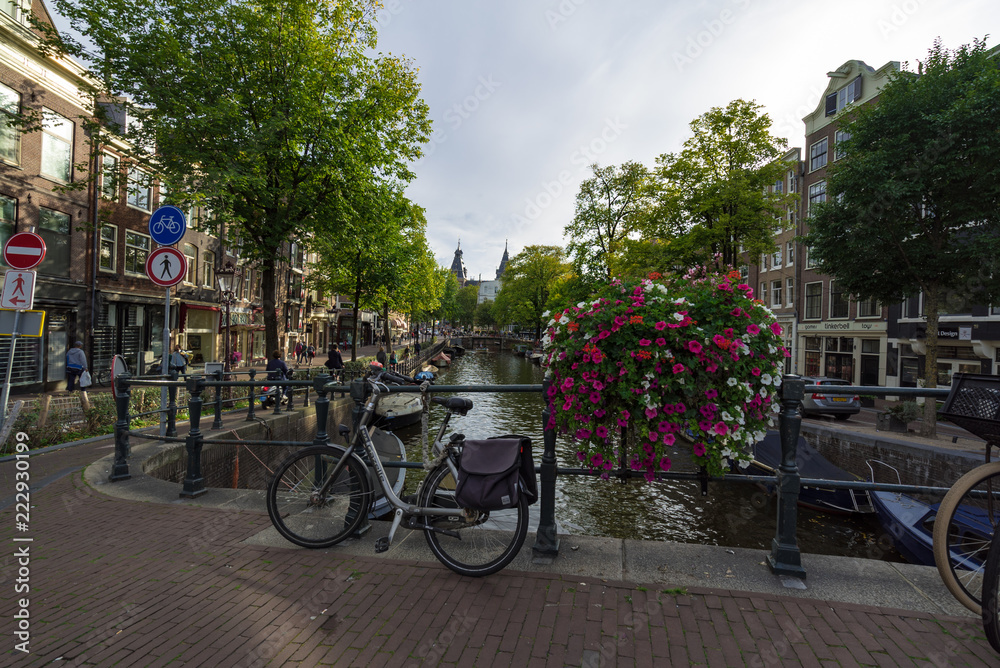 自転車とアムステルダムの川辺