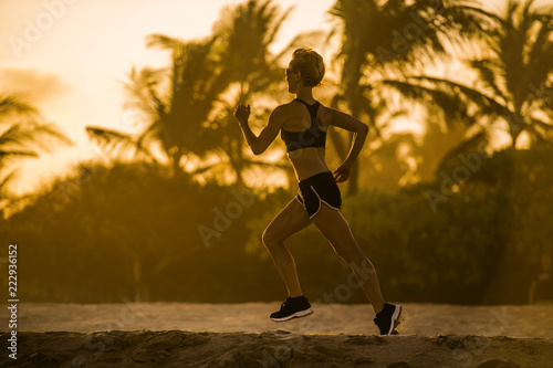 Cuadro en lienzo young attractive and fit runner woman with athletic body running on beautiful Su