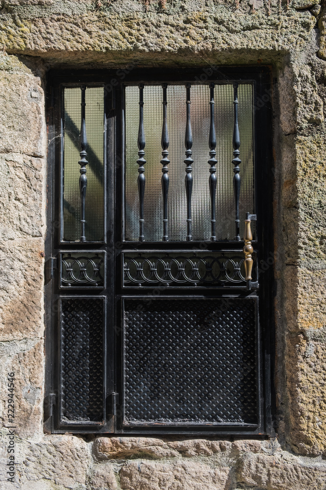Puerta de hierro negra con tirador dorado y cristalera de cristal  esmerilado Stock Photo | Adobe Stock
