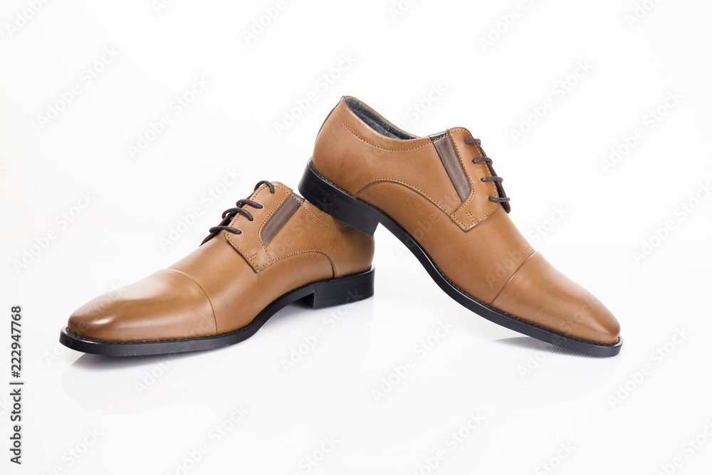 Sapato Classico Masculino em Pele, num fundo branco isolado. Sapato Classico Masculino em Pele, num fundo branco isolado.