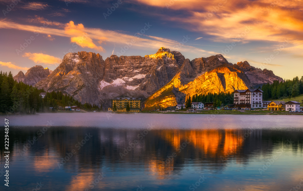 Fototapeta Misurina jezioro w dolomit górach w Włochy blisko Auronzo di Cadore na chmurnym dniu, Sorapiss góra w tle. Południowy Tyrol, Dolomity, Włochy.